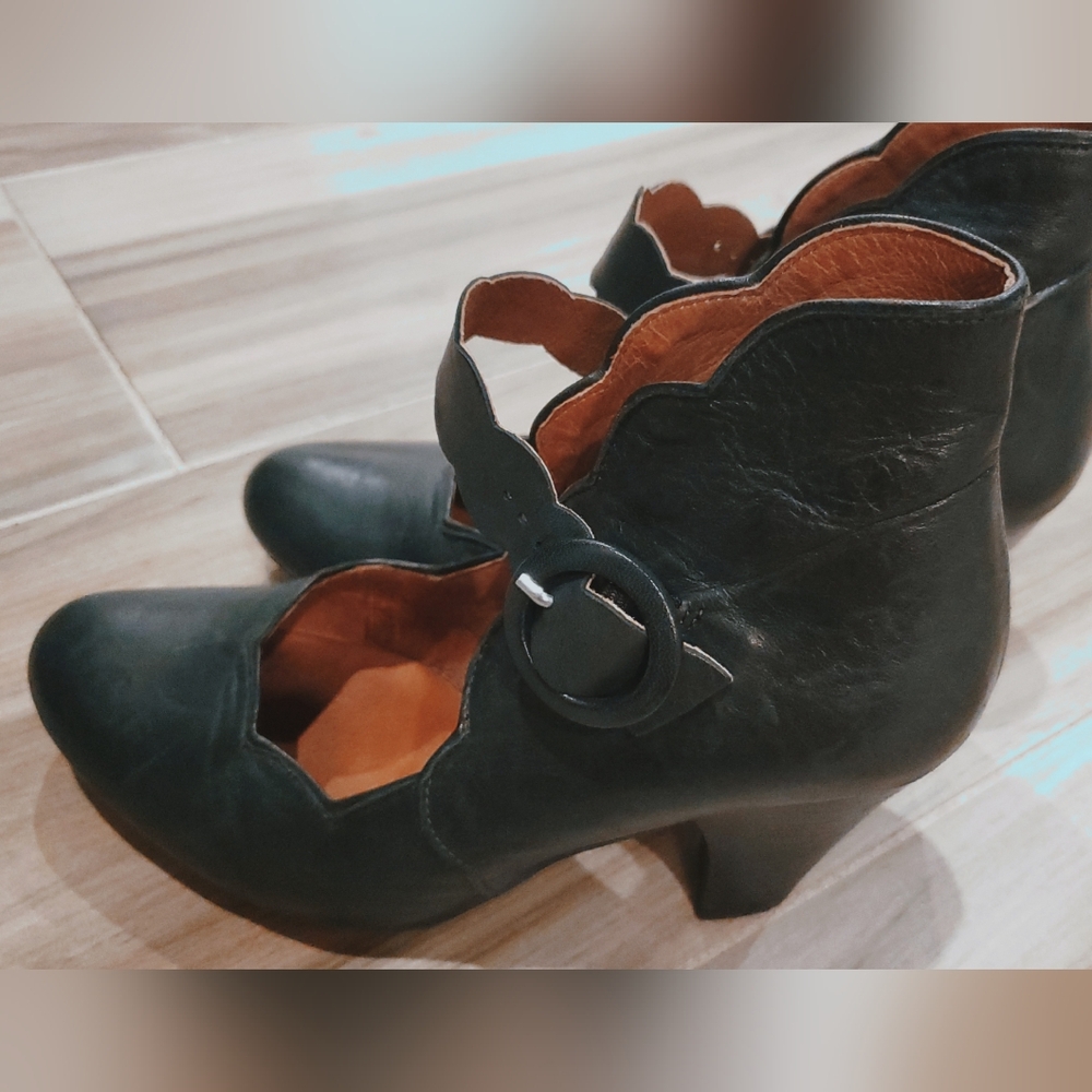 Miz Mooz Emerald Scalloped Leather Heels Size 7/37.5